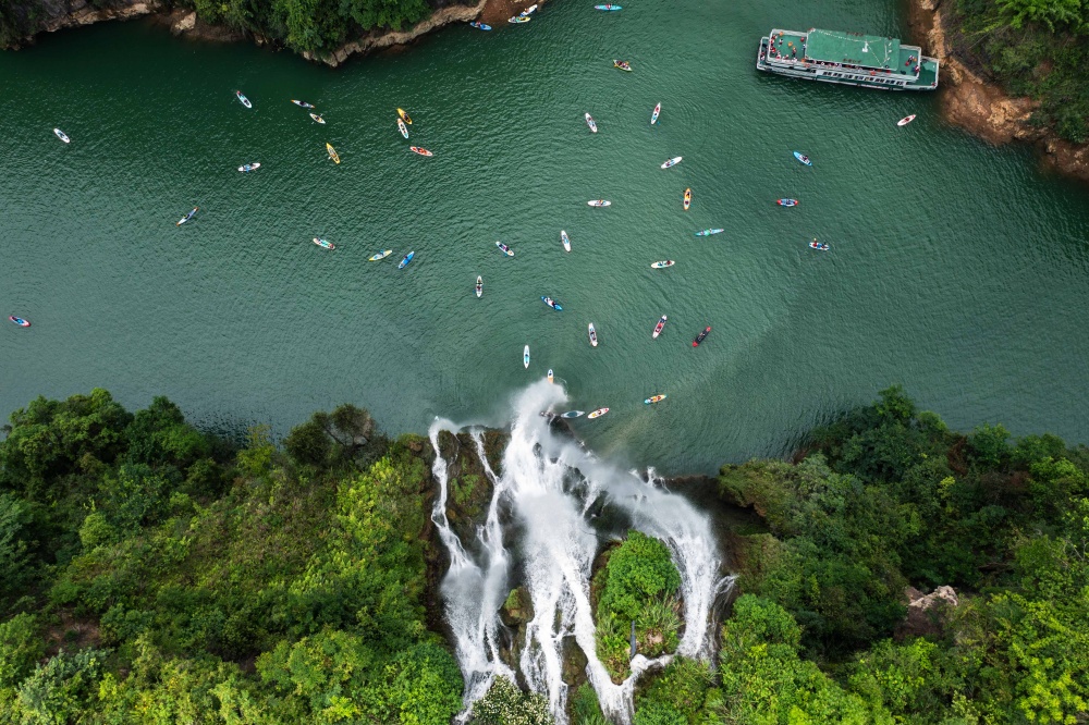 岑巩：百名桨板达人逐浪山水间 解锁体旅融合新场景