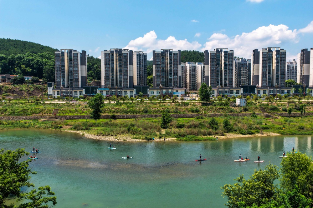 岑巩：百名桨板达人逐浪山水间 解锁体旅融合新场景