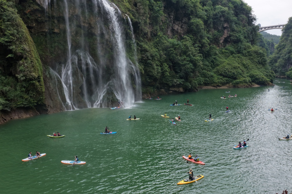 岑巩：百名桨板达人逐浪山水间 解锁体旅融合新场景