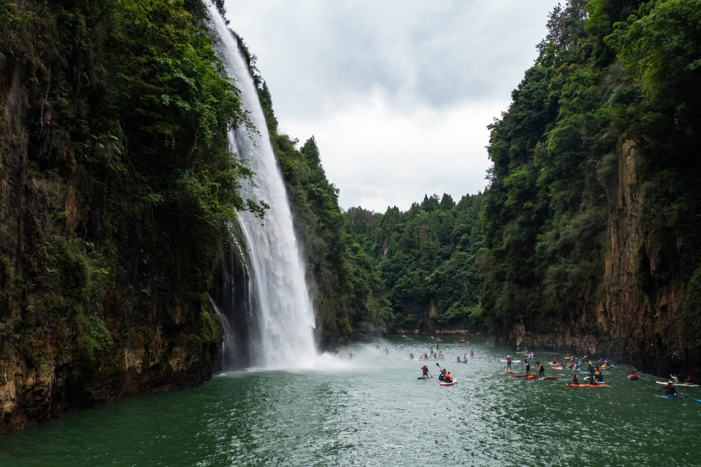岑巩：百名桨板达人逐浪山水间 解锁体旅融合新场景