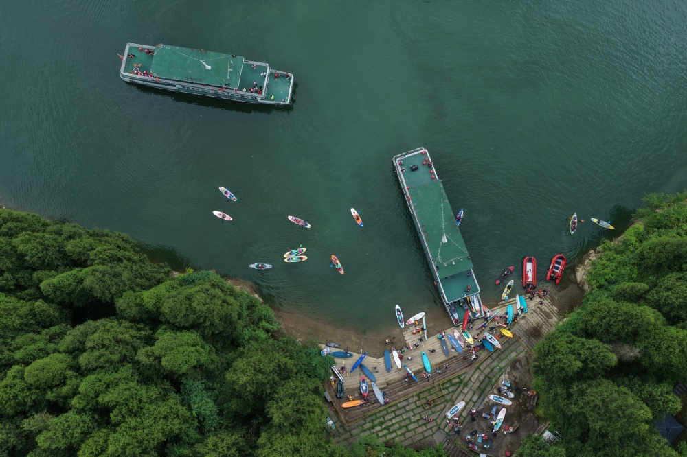 岑巩：百名桨板达人逐浪山水间 解锁体旅融合新场景