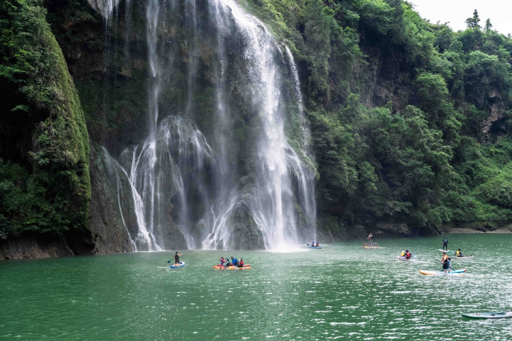 岑巩：百名桨板达人逐浪山水间 解锁体旅融合新场景
