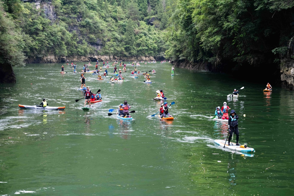 岑巩：百名桨板达人逐浪山水间 解锁体旅融合新场景