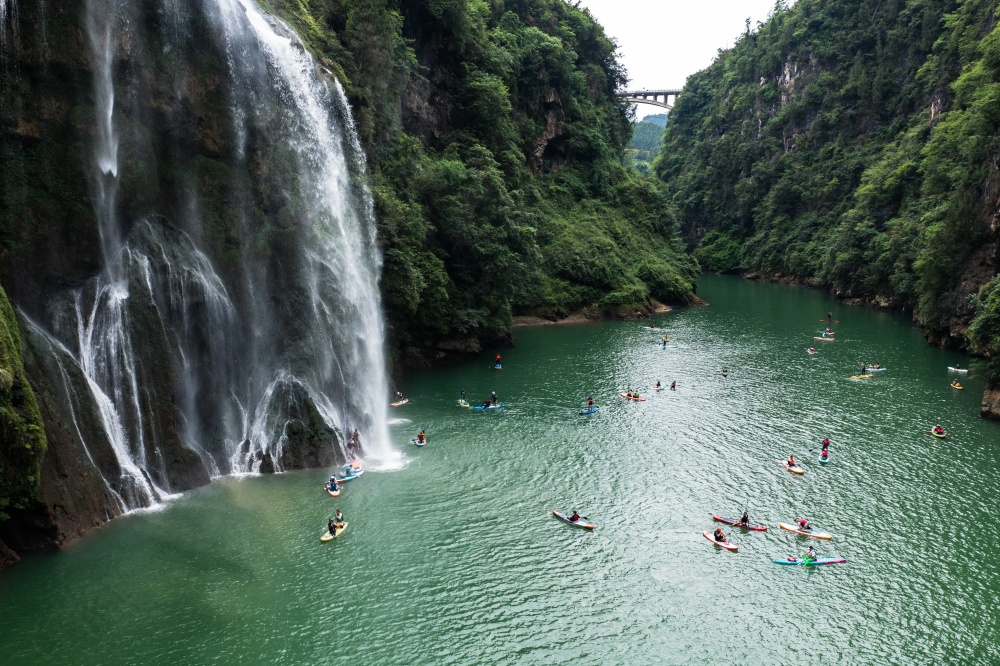 岑巩：百名桨板达人逐浪山水间 解锁体旅融合新场景