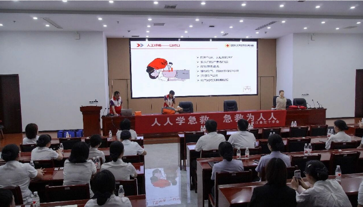 实操学急救，榕江县红十字会走进政务服务中心开展应急救护培训