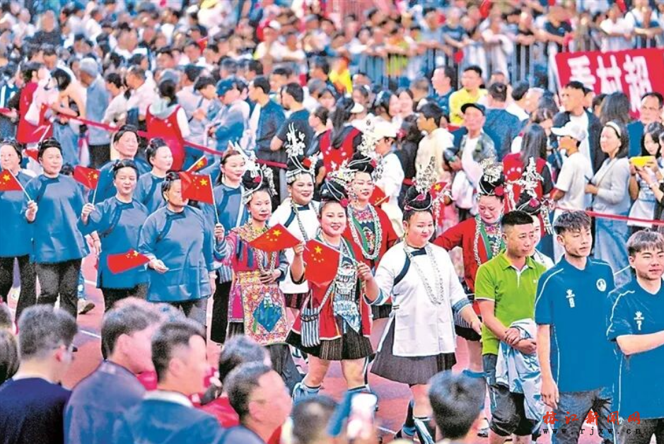 《光明日报》关注！贵州榕江县：“村超”，赛出农民精气神